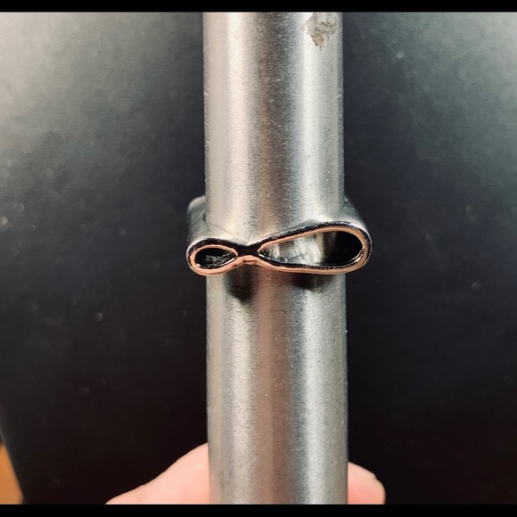 Funky silver-tone ring with black crystal stone - Picture 4 of 4